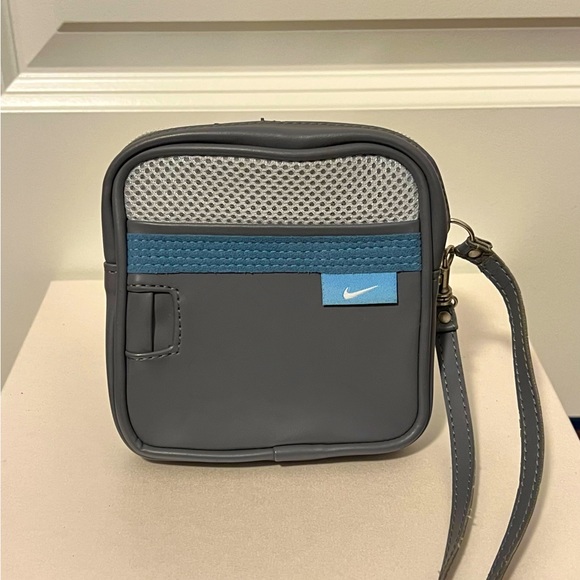 Vintage Nike Small Pouch With Wrist Strap - Picture 2 of 2